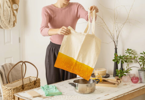 Nabarvila jsem oblečení peckou od avokáda! Čím dalším se dá oživit zašlá látka?