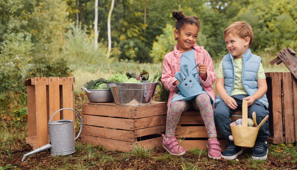 Je jaro, vypusťme děti ven! Jak je obléknout, aby odolaly větru, bahnu, slunci i dešti?