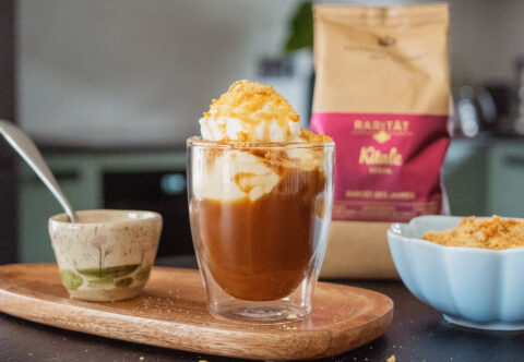 Káva inspirovaná Crème brûlée: s vanilkovou šlehačkou a karamelovými křupinkami