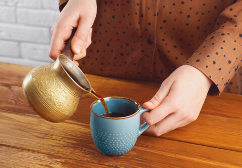 Káva z džezvy mění obyčejného turka v nápoj králů Orientu. Jak ji připravuji?